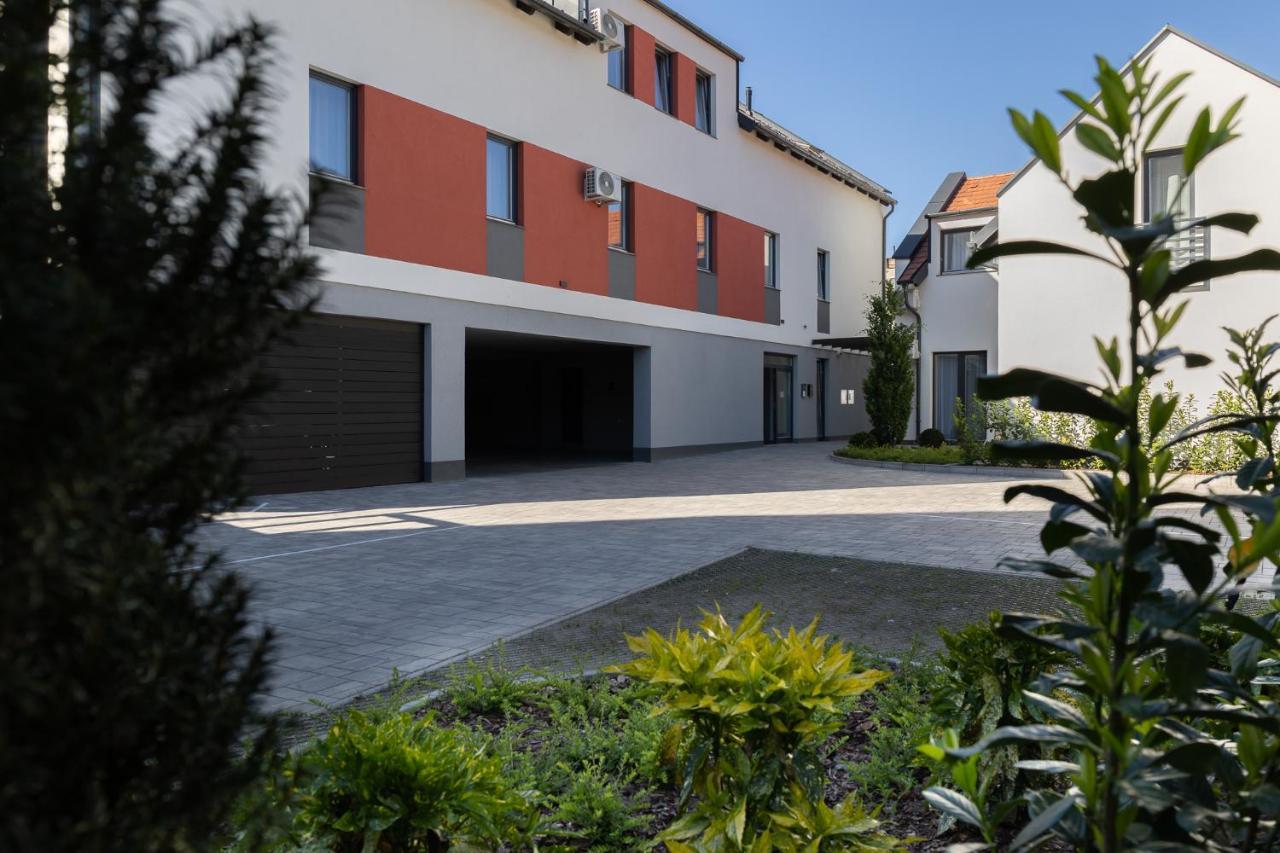 Dotis Apartman Tata Exterior photo