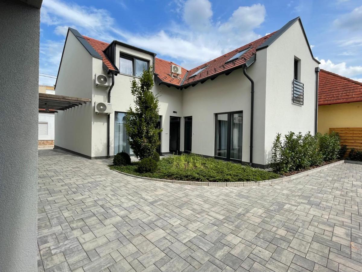 Dotis Apartman Tata Exterior photo